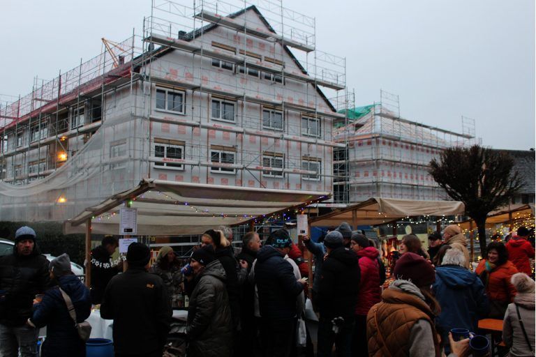 „Herbergsuche“ ist die Wurzel der Weihnachtsgeschichte – beim Hohenweiler Weihnachtsmarkt wurde die heutige Wohnungssuche von einer imposanten Rohbaukulisse thematisiert. STP