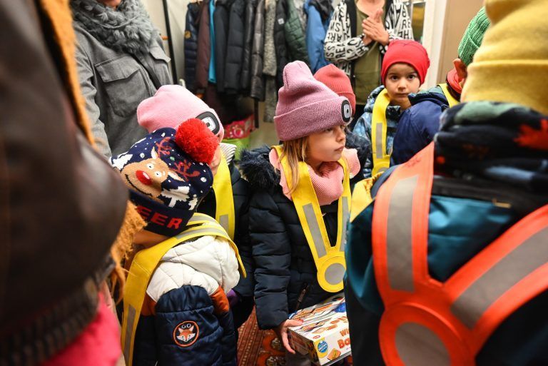 Brändle-Kindergarten zeigt Herz: Die Kinder übergaben ihre gesammelten Spielsachen und Kleidungsstücke und verließen das "Postfach für jeden" mit einem glücklichen Gefühl.
