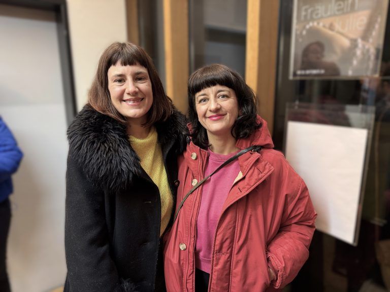 Uraufführung von „Toxic. Britney über Spears“ begeistert im Vorarlberger Landestheater: Lisa Dornheim und Juliette Hathaway.