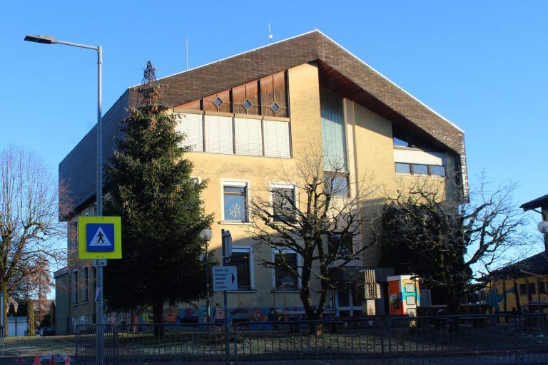 Hohenweiler Dorfzentrum im Zeitplan: Abgerissen und neu errichtet wird die Volksschule, nachdem eine Untersuchung ergeben hat, dass eine Sanierung der alten Bausubstanz keinen Sinn macht.