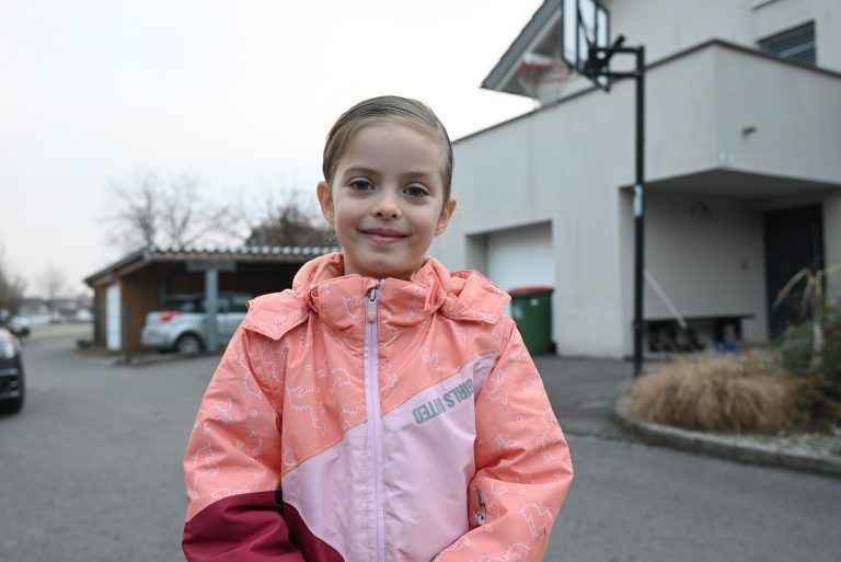 Wenn der Weg zum Kindi zu gefährlich ist: Die fünfjährige Frida würde gerne jeden Tag allein und zu Fuß in den Kindi gehen. Doch das geht aufgrund des fehlenden Zebrastreifens beim Kreisel nicht.