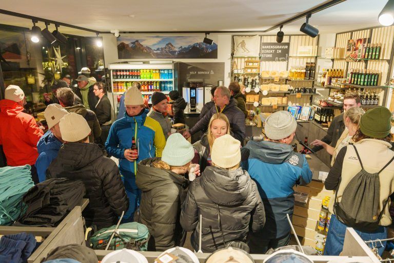 Peak Freak eröffnet zweiten Store in Brand mit regionalen Spezialitäten und personalisierten Produkten: Viele Freunde, Bekannte, Bergrettungsmitglieder aus Brand und Vandans genossen die Atmosphäre der Eröffnung.