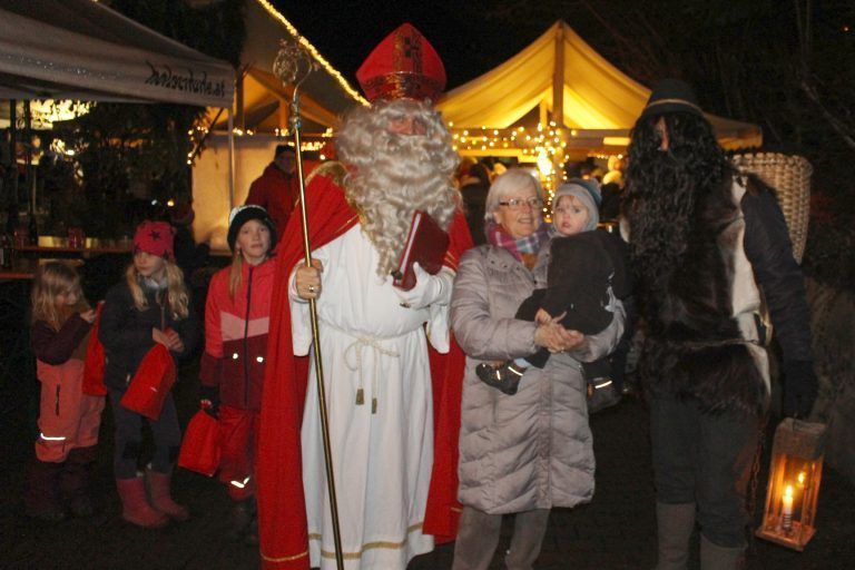 Ein Mini-Märktle mit Riesen-Stimmung: Ein Erinnerungsfoto mit Nikolaus und Knecht Ruprecht durfte natürlich nicht fehlen.