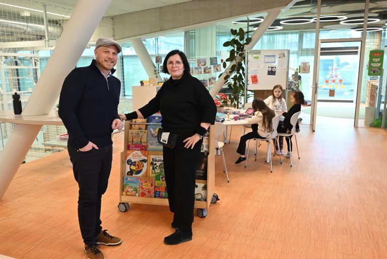 Campus Rotkreuz füllt sich bereits mit Leben: Direktor Robin Würtinger freut sich mit Sadifa Muminovic über den neuen Standort der Schülerbetreuung.
