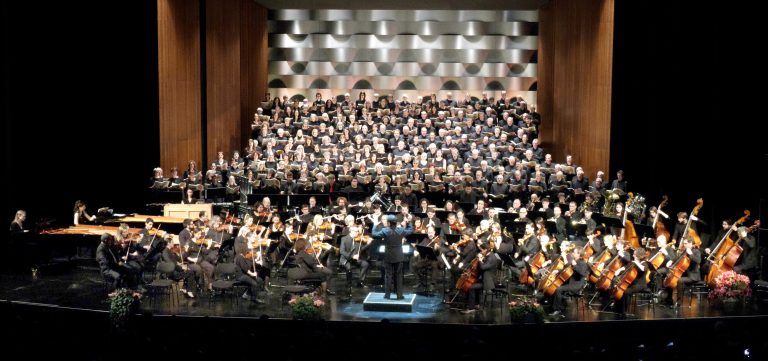 Fulminantes Benefizkonzert begeisterte 1500 Konzertbesucher: Vor einem ausverkauften Saal boten die Mitwirkenden mitreißende Klänge.