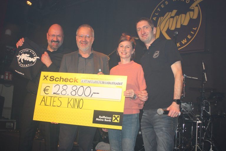 Altes Kino GF Katharina Leissing, Michael Mathis (r.) und Bernie Weber übergaben an Bernd Hartmann eine Rekod-Spendensumme.