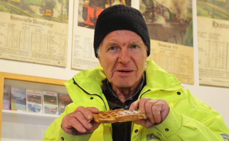 Bähnle-Nikolaus macht Überstunden: Jakob Bobleter, „Erfinder“ der Nikolausfahrten hat sich in einer kurzen Pause eine Stärkung mit einer köstlichen Waffel redlich verdient.