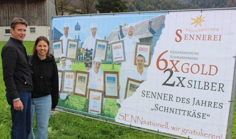 Doris Fisar und Alois Metzler mit dem Transparent der überaus erfolgreichen Sennerei Andelsbuch., einem der 83 Betriebe und Institutionen, die sich im Rahmen der Weilerfest-Serie den zahlreichen Besuchern präsentierte. STP