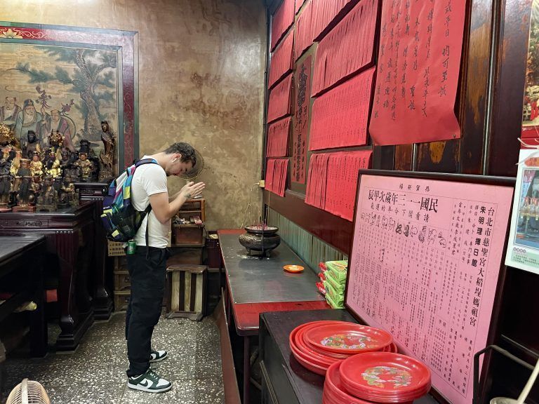 Zwischen Tempeln und Taifun: Bei den Tempelbesuchen tauchten die Schüler tief in die taiwanesische Kultur ein.