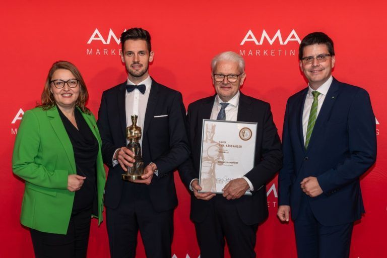 Zum 29. Mal hat die AMA in Puch bei Hallein die Käsekaiser verliehen. Georg Bantel sen. und sein Sohn Georg jun. durften dabei bereits die neunte Trophäe für den Familienbetrieb aus Möggers abholen. AMA-Geschäftgsführerin Christina Mutenthaler-Sipek und Lorenz Mayr (AMA-Verwaltungsratsvorsitzender) überreichten Trophäe und Urkunde. AMA