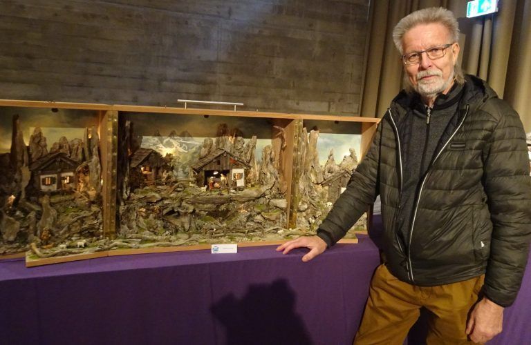 Kunstvolle Krippen zum Jubiläum: Dieses Jahr baute Krippen-Fan Helmut Brandner eine Schrankkrippe.