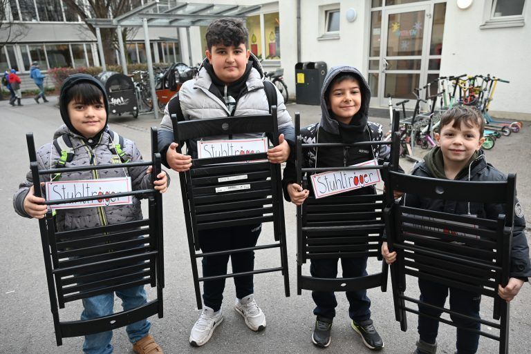 Volksschulkinder schenken Menschen ein Lächeln: Verschiedene Gruppen schwirrten diese Woche aus, um die Wünsche der Bevölkerung zu sammeln. Und um die Wünsche aufschreiben zu können, braucht es selbstverständlich auch einen Tisch und viele Stühle.