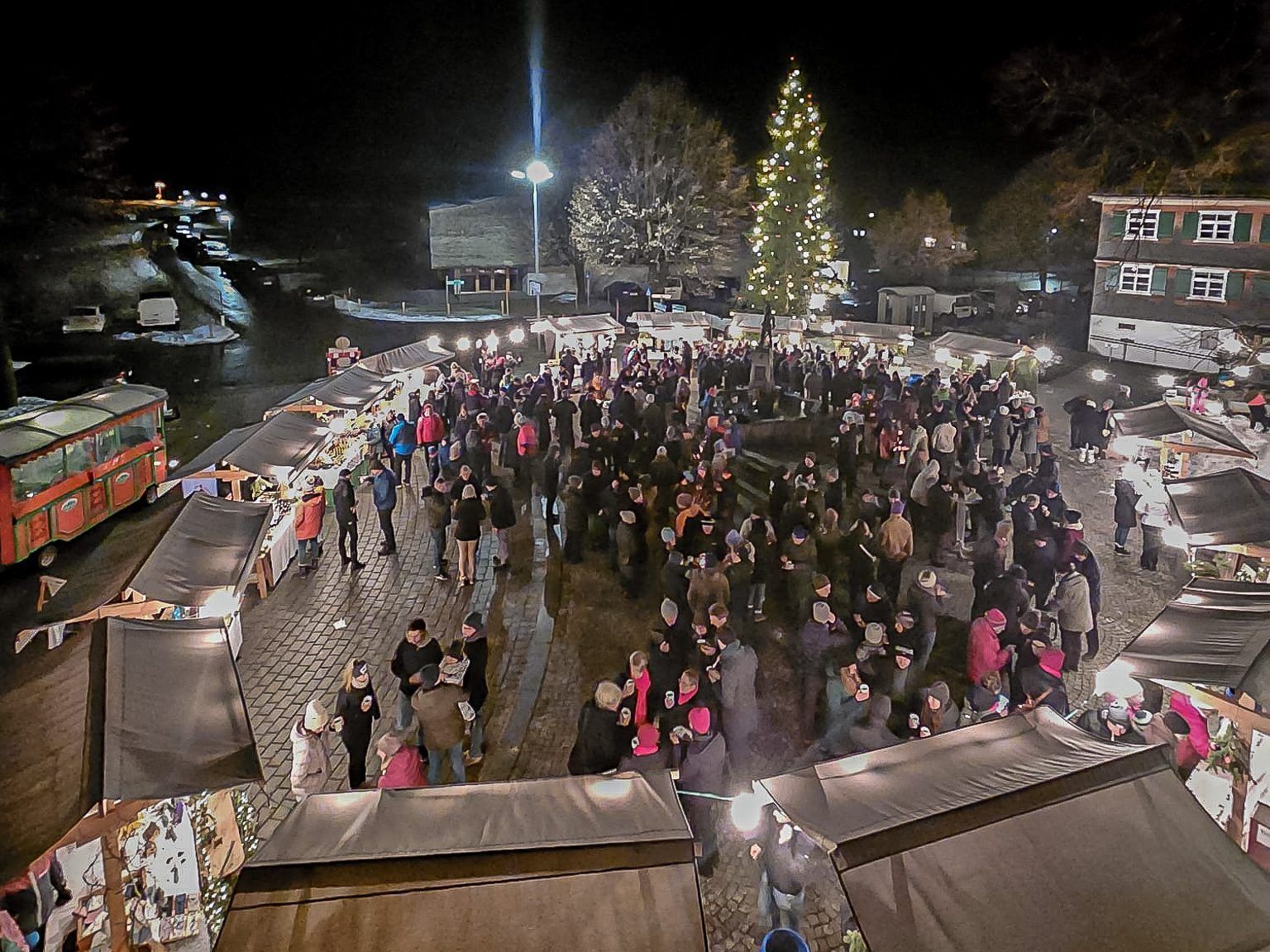 Weihnachtlicher Flair bei der Schnepfauer Christbaumfeier
