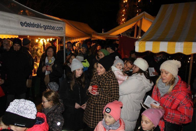 Ein Mini-Märktle mit Riesen-Stimmung: Volles Haus und Riesenstimmung auf dem kleinsten Weihnachtsmarkt des Landes.