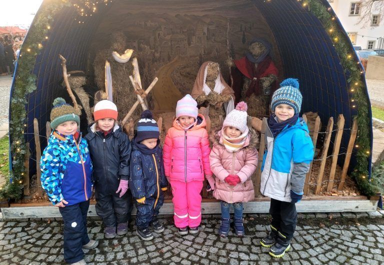 Weihnachtszauber in Schloss Hofen: Ein Treffpunkt für Jung und Alt: Die kleinen Gäste trafen sich vor der Wanderkrippe der Gemeinde Lochau oder in der warmen Bastelstube.
