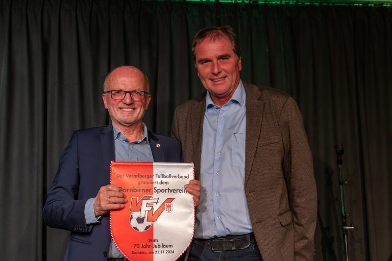 70 Jahre Dornbirner SV und Begeisterung für den Fußball: Herbert Lenz begrüßte Alfons Kirchmann vom VFV auf der Jubiläumsfeier.