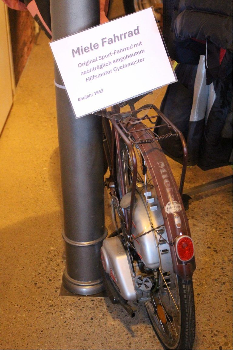 Vom „Auto-Schrauber“ zum Althaus-Sanierer: Nicht trennen will sich Edwin Wetzel auch von einem anderen Oldtimer: Ein Miele Sport-Fahrrad, das 1952 nachträglich mit einem Cyclemaster-Hilfsmotor umgebaut wurde.
