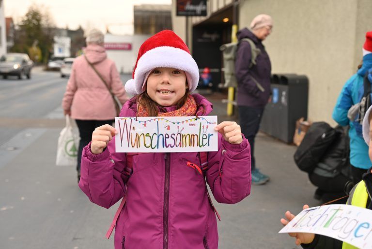 Volksschulkinder schenken Menschen ein Lächeln: Die Volksschüler vom Kirchdorf sammelten unter anderem Wünsche der Bevölkerung.