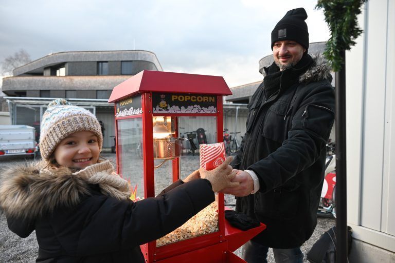 Adventmarkt der Volksschule Rotkreuz: Schüler begeistern mit selbstgebastelten Weihnachtsartikeln: Lamija freute sich über eine Portion frischer Popcorn.