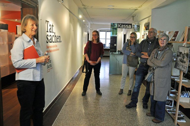 Kisten voller Erinnerungen an eine düstere Zeit: Heide-Marie Cöllen begrüßte die Museumsbesucher zur öffentlichen Führung.