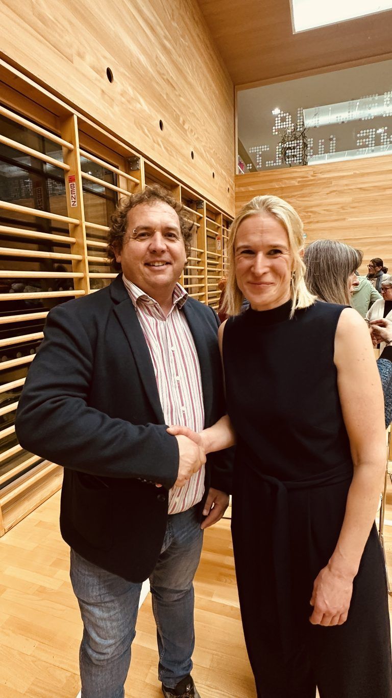 Projekt „Wir sehen dich“ wurde gefeiert: Bürgermeister Andreas Dobler gratulierte Sabine Begle zu dem großen Erfolg.