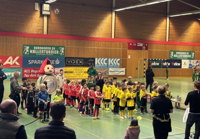Vorweihnachtlicher Fußballzauber in der Halle: Bei der Preisverteilung wurden die Kinder namentlich erwähnt.