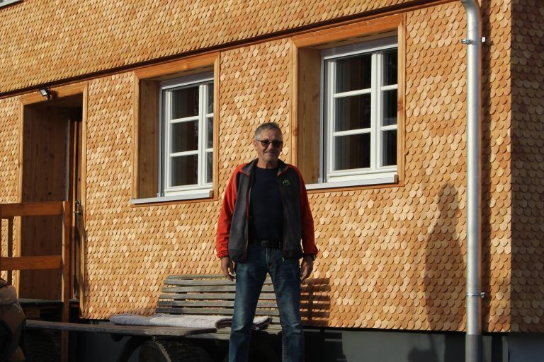 Vom „Auto-Schrauber“ zum Althaus-Sanierer: Mit Ausnahme der Baumeisterarbeiten, Elektro- und Sanitär-Installationen haben die geschickten Handwerker Edwin und René alle Arbeiten eigenhändig erledigt. Auch die etwa 85.000 Schindeln haben die beiden selbst aufgebracht, nachdem sie vom Lieferanten einen Tag lang eingeschult worden waren.