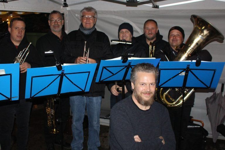 Ein Mini-Märktle mit Riesen-Stimmung: Die „Trübenbacher Weihnachtsmusikanten“ - sechs Bläser und ein Drummer im Vordergrund - ließen u. a. mit flottem „Leise rieselt der Schnee“ sogar den zeitweise „rieselnden“ Regen vergessen.