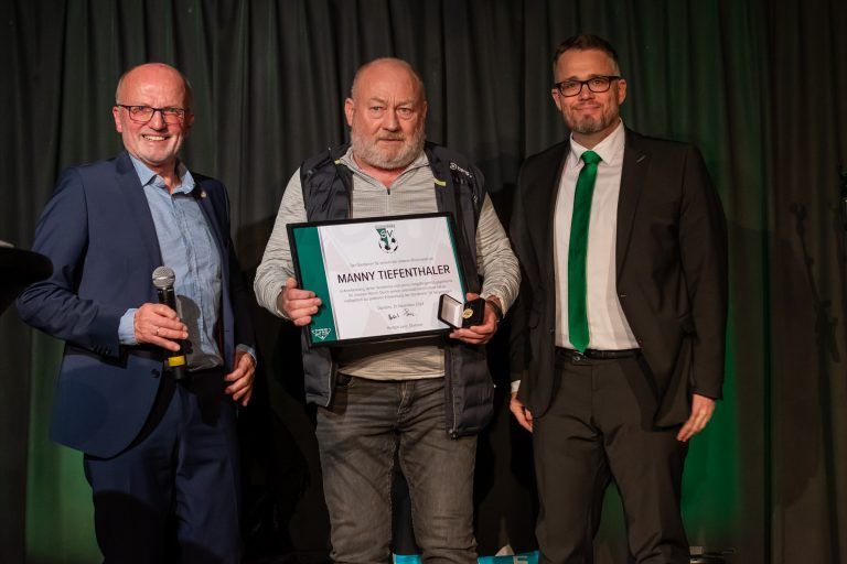 70 Jahre Dornbirner SV und Begeisterung für den Fußball: Stolz präsentiert Manny Tiefenthaler seine Auszeichnung.