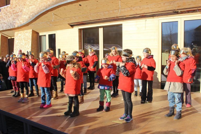 Egg war wieder echte „Markt“-Gemeinde: Eine einfache Bühne vor dem Posthus – und der Dorfplatz wird im Handumdrehen zu einer Event-Arena. Willkommene Gelegenheit für die Tanz-Kids von Tanzeck.