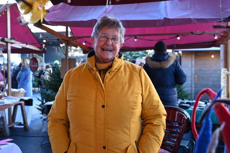 Weihnachtlicher Glanz am Kirchplatz: Am Stand von Helene Moser gab es vieles zu bestaunen und leckere Kekse zu kaufen.