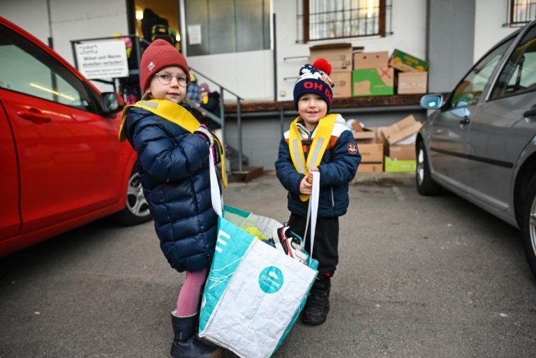 Brändle-Kindergarten zeigt Herz: Gemeinsam trugen sie ihre "Schätze" ins "Postfach für jeden".