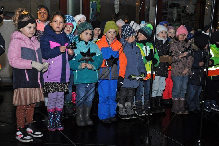 Lichter, Lieder, Weihnachtsfreude: Die Klassen hatten verschiedene Lieder und Stücke für die Adventfeier einstudiert.