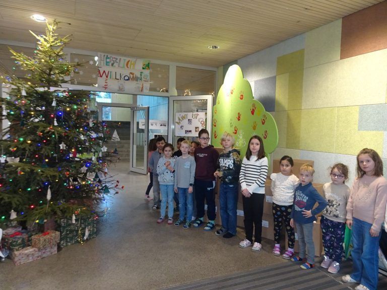 Wichtige Pakete der Nächstenliebe: Die Kinder hatten sich im Schuleingang versammelt, um zu präsentieren, was sie in den letzten Wochen alles gesammelt haben.