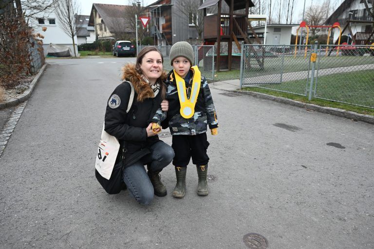 Wenn der Weg zum Kindi zu gefährlich ist: Nadine Schertler würde ihren Sohn Oscar nie alleine zum Kindergarten laufen lassen. Sie hoffte auf den Zebrastreifen beim Kreisel, doch der wurde nicht angebracht.