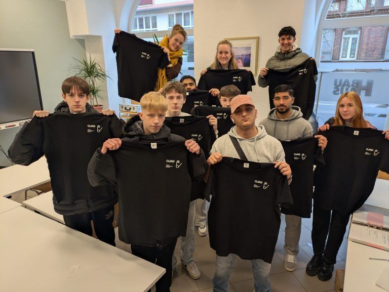 Brücken zwischen Dornbirn und Wiesbaden: Für die Besucher aus Deutschland gab es ein OJAD-Erinnerungs-T-Shirt.