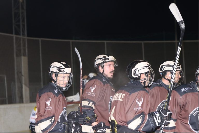 HC Walter Buaba siegt im Penaltyschießen gegen den Meister Ice Tigers Dornbirn.