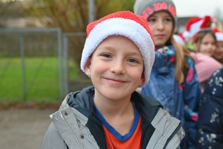 Volksschulkinder schenken Menschen ein Lächeln: Der siebenjährige Jakob freute sich, den Menschen ein Lächeln ins Gesicht zu zaubern.