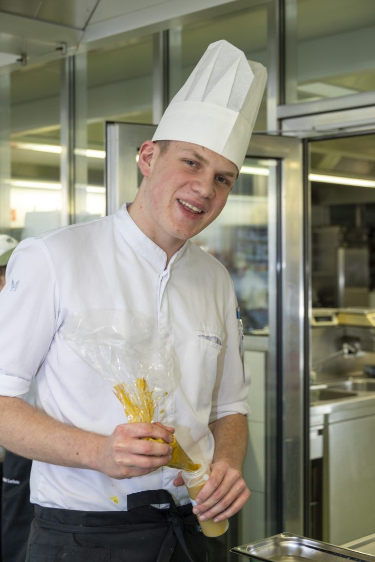Finale der Junior-Master-Chef Zusatzausbildung an der Berufsschule für Gastronomie Fotos von den Kochlehrlingen beim Wettbewerb, von den drei Juroen und Wolfgang Ponier