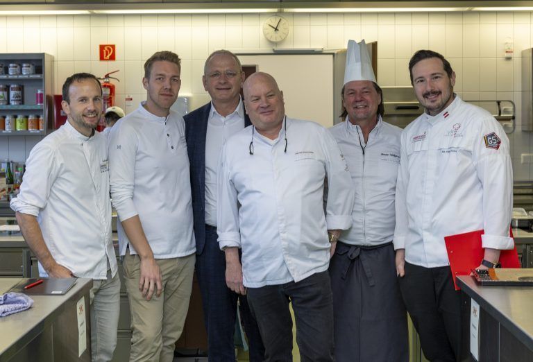 Finale der Junior-Master-Chef Zusatzausbildung an der Berufsschule für Gastronomie Fotos von den Kochlehrlingen beim Wettbewerb, von den drei Juroen und Wolfgang Ponier