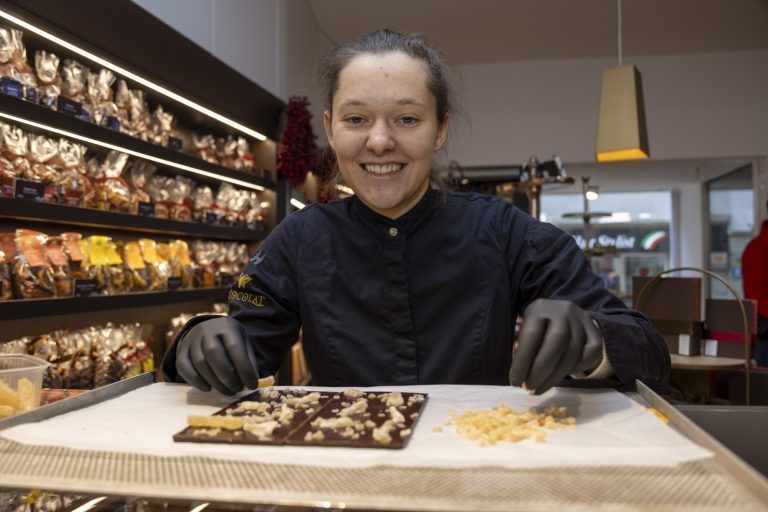 Erste Vorarlbergerin, die die Chocolatière-Lehre absolviert hat Mit Absolventin Carina und Chefin Martina Homann-Dellantoni