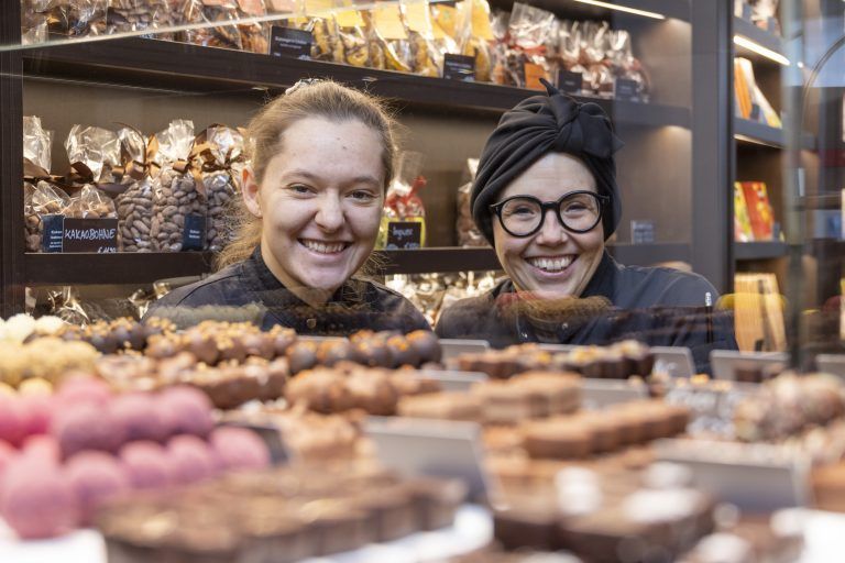 Erste Vorarlbergerin, die die Chocolatière-Lehre absolviert hat Mit Absolventin Carina und Chefin Martina Homann-Dellantoni