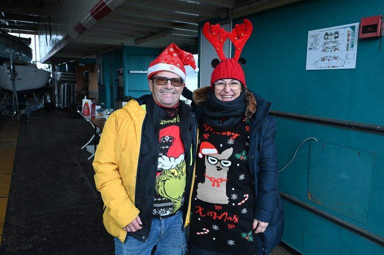 Uwe Biatel und Marion Thaler im Weihnachtspulli. - © afp