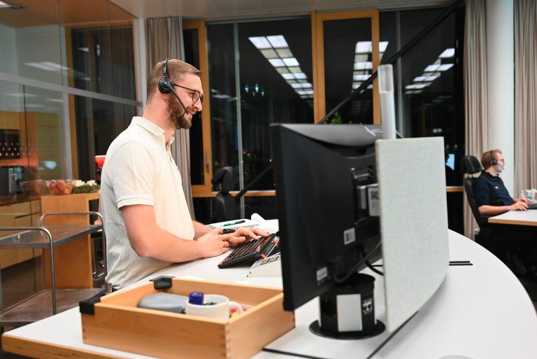 Ein Leben für den Rettungsdienst: Lerchenmüller weiß, wie wichtig es ist Ruhe zu bewahren. Nur so kann er die Anrufer beruhigen und schnell Hilfe schicken.