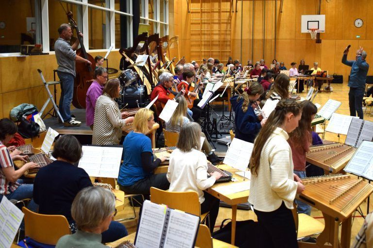 Zum Finale vereinigten sich alle 80 Mitwirkenden zu einem großen Orchester.