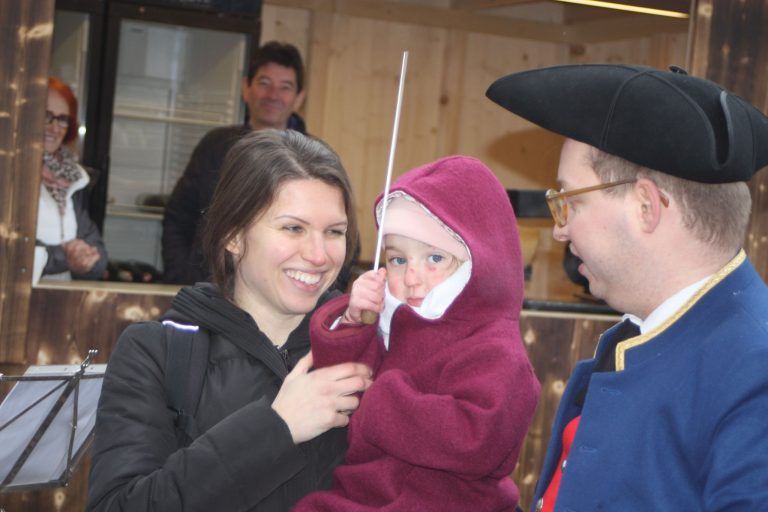 Mit musikalischen Klängen das alte Jahr beendet: Melanie Isele mit Tochter Lilijana mit Lukas Strieder.