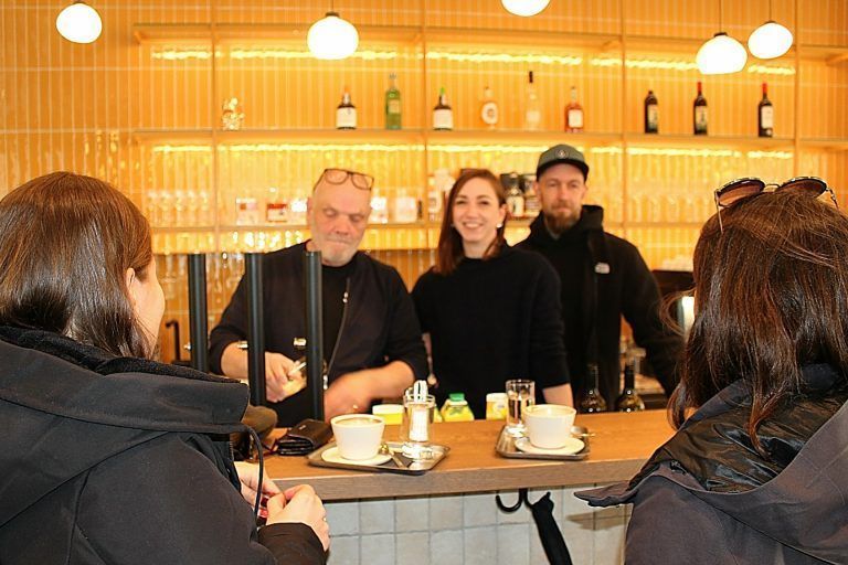 Es wäre wie ein Buch ohne Worte . . .: Sarah kocht und ihr Team luden nach dem Festakt die Gäste zum gemütlichen Ausklang ins Posthus.