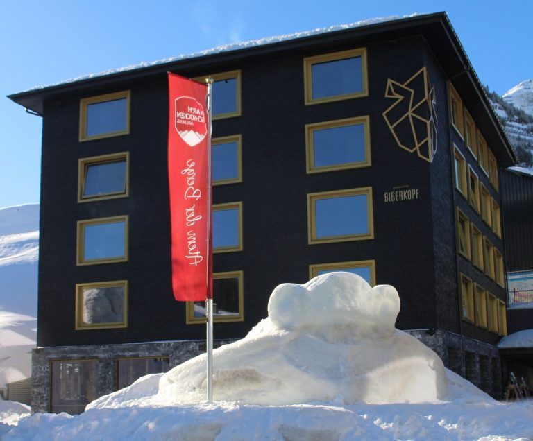 Bärig – Warth hat ein neues Eiskunstwerk: Kreative Bewältigung der Schneeflut: Das reichliche Weiß wurde einfach zum Bau eines Abenteuerspielbergs genützt.