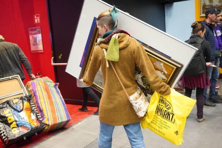 Zwischen Kisten, Schätzen und 700 helfenden Händen: Seit dem 2. Jänner werden bereits fleißig Waren abgegeben.
