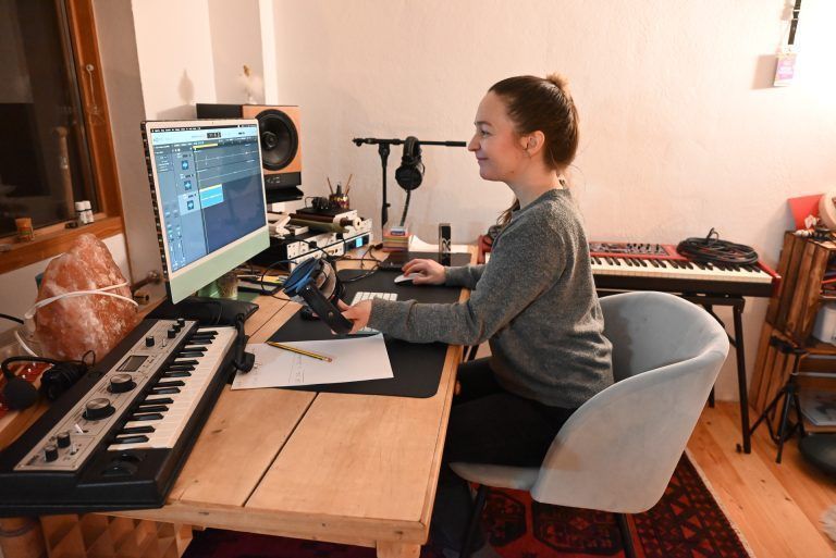 Musikerin produziert Album in Eigenregie: Musikerin Julia Zischg hat alle Lieder selbst geschrieben und komponiert.